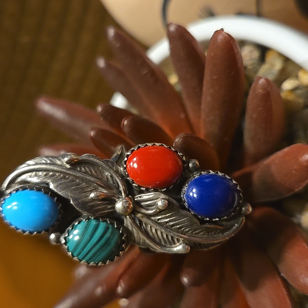 Sterling Silver Ring Featuring A Leaf Design With… - image 6